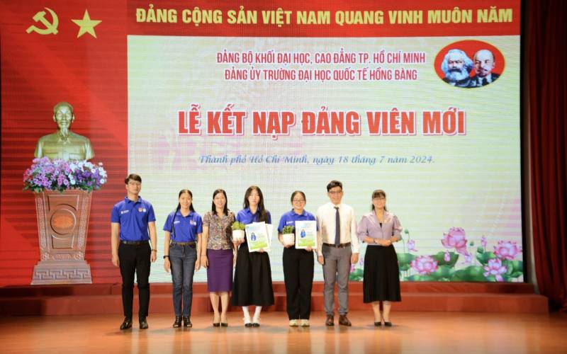 Tổ chức Lễ kết nạp Đảng cho chiến sĩ Mùa hè xanh năm 2024